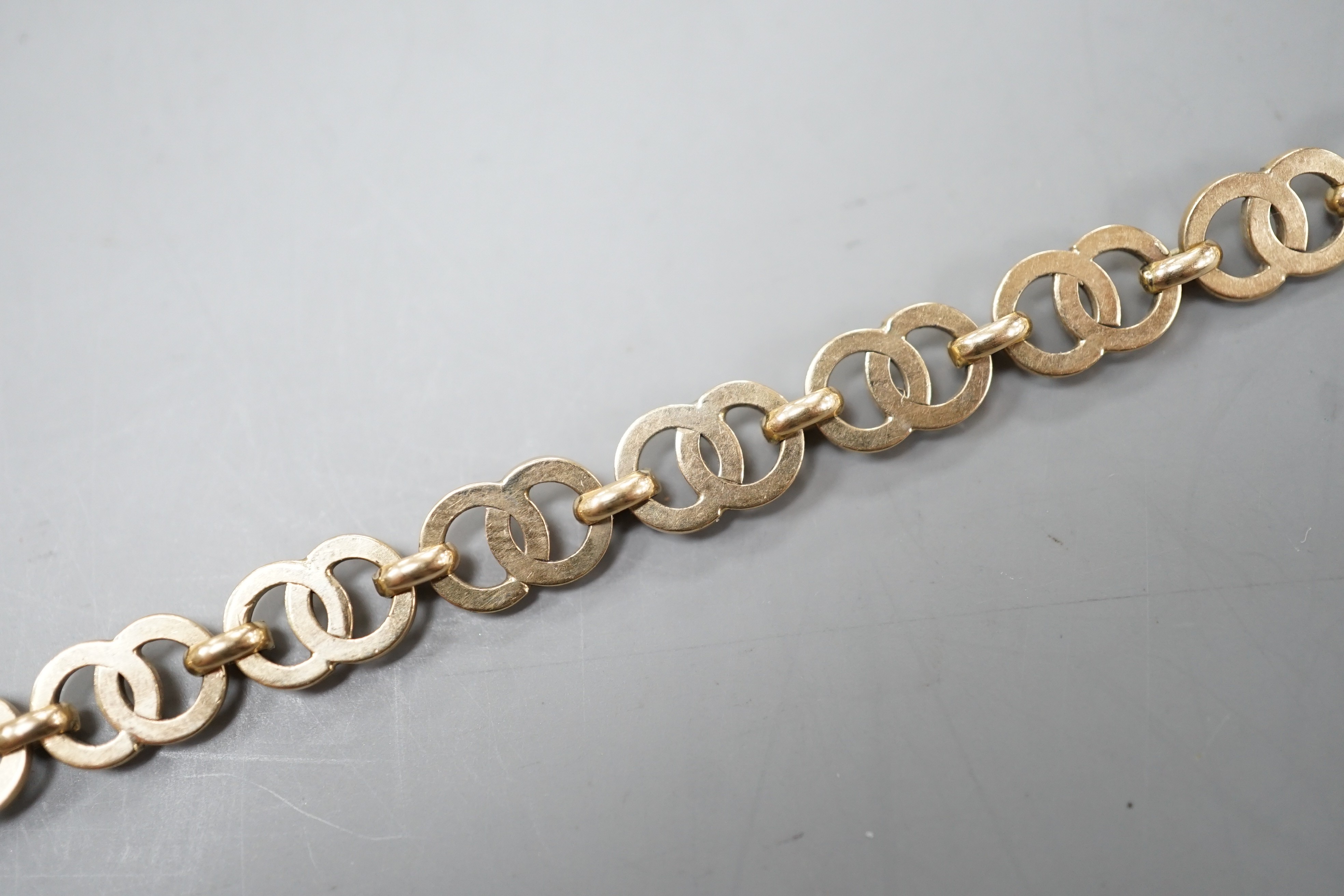 A modern 9ct gold interwoven circular link bracelet, 17.5cm, 8.3 grams.